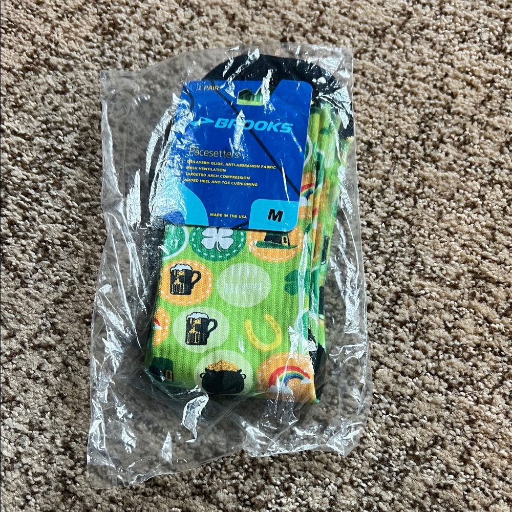 NEW Brooks St. Patties day Socks